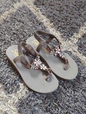 Sketchers Floral Embellished Gray Elastic Back Sandals Size 6